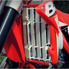 Protectores de radiador aluminio rojo AXP Beta AX1311 - motoscamaralweb.com