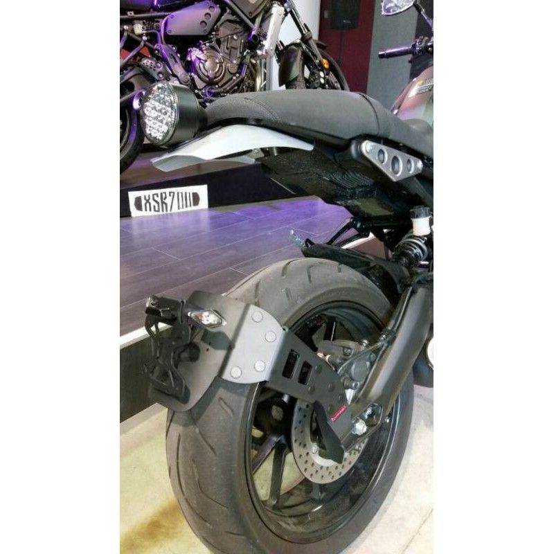Portamatrículas Yamaha XSR900 negro - motoscamaralweb.com